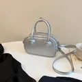 Borsa a mano in PU argento metallizzato con dettagli a cuore e incisione moda - Argento