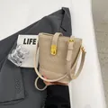 Elegante bolso saco beige acolchado con cierre dorado y correa ajustable - Caqui