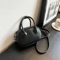 Borsa a mano minimalista nera in finta pelle di coccodrillo con decoro a cuore e tracolla - Nero