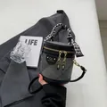 Graue Denim-Eimertasche mit kariertem Seidenschal-Griff und goldenen Kettenelementen - Schwarz