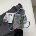 Blaue Denim Beuteltasche mit gestepptem Muster, Seidenschal-Griff und Gold-Zippern - Blau