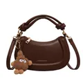Dunkelbraune Retro-Satteltasche mit geknotetem Griff und flauschigem Monster-Anhänger - Braun