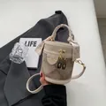 Beigefarbene zylindrische Beuteltasche mit Seidenschal-Griff und geometrischem Muster - Weiß