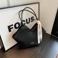 Borsa tote nera a pieghe con apertura a V e nastro decorativo con lettere stampate - Nero