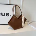 Borsa tote marrone capiente con trama a pieghe e manico decorato con sciarpa di seta - Marrone