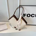 Borsa tote beige plissettata minimalista con manici in pelle marrone e linea a V - Bianco e Marrone