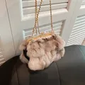 Bolso de hombro de piel sintética marrón claro con marco dorado y cadena fina - Caqui
