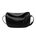 Minimalistische schwarze Umhängetasche aus genarbtem Leder mit Klappe und Schultergurt - 23cmx11cmx13cm / Schwarz