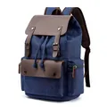 Detalle de la mochila de lona vintage azul marino con correas de cuero marrón y bolsillos - Azul marino