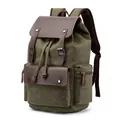 Detalle de la mochila vintage de lona verde militar con correa de cuero marrón y hebilla - Verde Militar