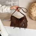 Borsa a spalla marrone scuro in ecopelle con nappe chic e fibbie metalliche argentate - 29*8*18 / Marrone