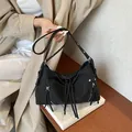 Borsa hobo nera con nappe, tasche con zip e tracolla regolabile con occhielli - 29*8*18 / Nero