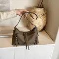 Borsa a tracolla marrone opaca con dettagli di nappe e doppie cerniere lampo - 29*8*18 / Kaki