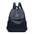 Zaino classico da donna in morbida pelle blu scuro con elegante logo a canguro - Blu Reale