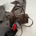 Dunkelbraune Boston-Tasche aus Kunstleder mit modischen Anhängern und Schultergurt - 24*8*13cm / Kaffee mit Anhänger