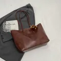 Sac cabas marron en cuir synthétique vintage avec breloque ours et logo embossé - Brun Sans Pendentif