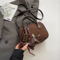 Dunkelbraune Wildleder-Handtasche mit Dackel-Stickerei und schicken Schoko-Anhängern - Mit Ornament / Braun