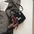 Schwarze Stofftasche mit festlicher Dackel-Stickerei und luxuriösen Anhängern - Mit Ornament / Schwarz