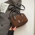 Braune Wildledertasche im Boston-Stil mit Dackel-Stickerei und Schultergurt - Einzelne Tasche / Braun