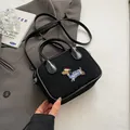 Schwarze Tragetasche mit festlicher Dackelstickerei und strukturierter Quadratform - Einzelne Tasche / Schwarz