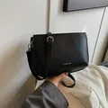 Minimalistische zwarte crossbody tas met verstelbare riem en zilveren hardware - Zwart
