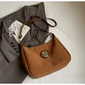 Sac demi-lune en daim marron minimaliste avec logo M en métal et chaîne d'épaule - Marron