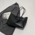 Grand sac cabas noir en similicuir huilé avec fines bandoulières pour femme chic - Noir sans Pendentif