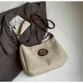 Sac fourre-tout mat beige avec bordure en cuir marron et logo M métallique - Blanc Cassé