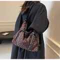 Bolso de hombro de lona con estampado de leopardo, lazo y detalles de cremalleras plateadas - Color Oscuro