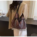 Bolso hobo chic con estampado de leopardo lazos negros y cremalleras plateadas - Color Claro