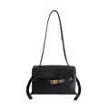 Minimalistische zwarte baguette tas met gouden draaisluiting en mat lederen textuur - Zwart