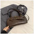 Borsa a conchiglia marrone scuro in ecopelle con finiture dorate e tracolla - Senza Ciondolo / Marrone