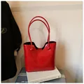 Borsa tote in pelle verniciata rossa con manici eleganti e moderno taglio a V - Regular Fit / Rosso