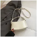 Elegante borsa baguette beige in pelle martellata plissettata con un blazer grigio - Senza Ciondolo / Bianco Sporco