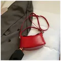 Borsa baguette rossa in pelle testurizzata a mezzaluna con tracolla regolabile - Senza Ciondolo / Rosso