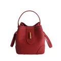 Dunkelrote Beuteltasche aus Leder mit Litschi-Muster und goldenem Metallschloss - Rot
