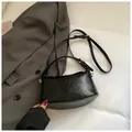 Elegante borsa baguette in pelle nera a pieghe con chiusura vintage in metallo - Senza Ciondolo / Nero