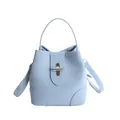 Hellblaue Beuteltasche mit silbernem Drehverschluss und verstellbarem Schultergurt - Blau