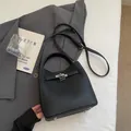 Borsa a secchiello minimalista in pelle nera martellata con chiusura e tracolla regolabile - Senza Ciondolo / Nero