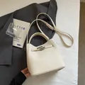 Secchiello in pelle crema con trama a grana, chiusura in metallo e manico a mano - Senza Ciondolo / Bianco Sporco