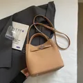 Borsa a secchiello in pelle cammello con chiusura in metallo e tracolla regolabile - Senza Ciondolo / Marrone