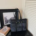 Bolso tote gris oscuro con textura, correas de cuero negro y hebilla dorada - Estilo básico / Negro