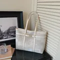 Bolso tote beige minimalista con superficie texturizada y elegante hebilla dorada en el asa larga - Estilo básico / Blanco Roto