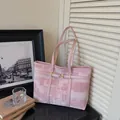 Bolso tote rosa de lona geométrica con ribete de cuero y hebilla dorada para mujer - Estilo básico / Rosa