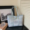 Bolso tote azul claro con textura de rejilla y hebilla metálica dorada elegante - Estilo básico / Azul