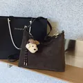 Dunkelbraune Retro-Tasche aus Wildlederimitat mit Plüschwelpen-Anhänger und Gurt - Ebenholz (Mit Anhänger) / Groß