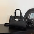 Schwarze Mini-Baguette-Tasche aus Leder mit silbernem Verschluss und Riemen - 24.5*10*17 / Schwarz