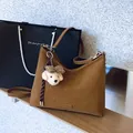 Braune Hobo-Tasche aus Wildleder mit Plüschtier-Anhänger und verstellbarem Schultergurt - Kamelbraun (Mit Anhänger)