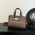Braune Baguette-Tasche aus Leder mit silbernem Drehverschluss und zwei Griffen - 24.5*10*17 / Elefantengrau