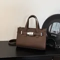 Dunkelbraune Baguette-Tasche aus strukturiertem Leder mit silbernem Drehverschluss - 24.5*10*17 / Braun